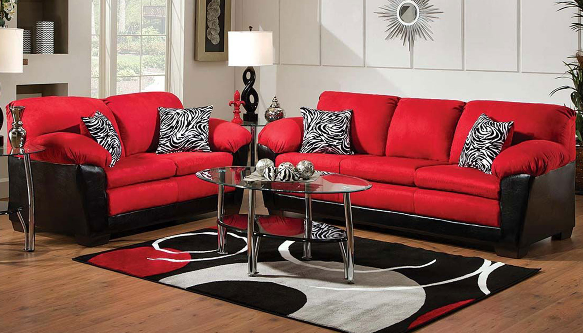 Красный диван в черно белом интерьере